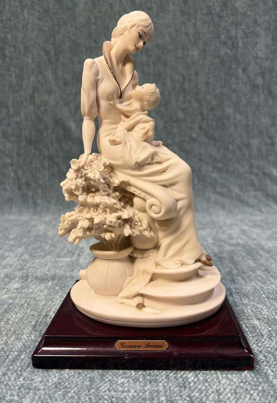 Giuseppe Armani Florence Maternity with Flowers Mother & Child Porcelain Figure